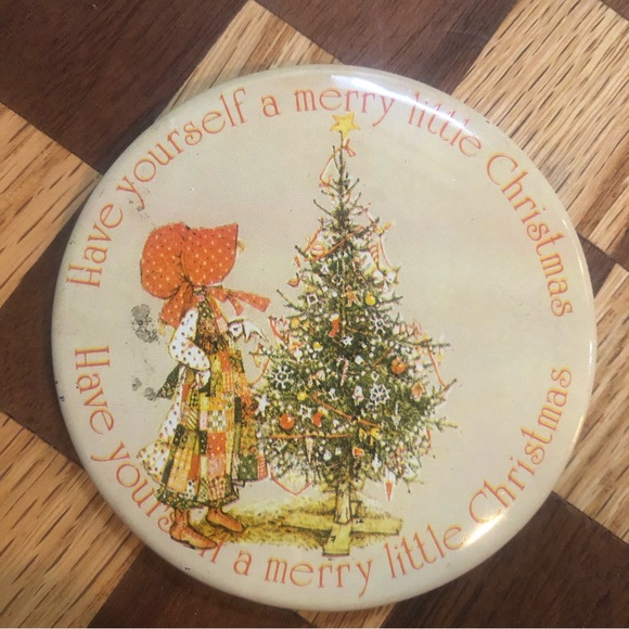 Vintage Holly Hobbie Christmas Pin Button Badge Pinback from Carlton Cards - Picture 3 of 6